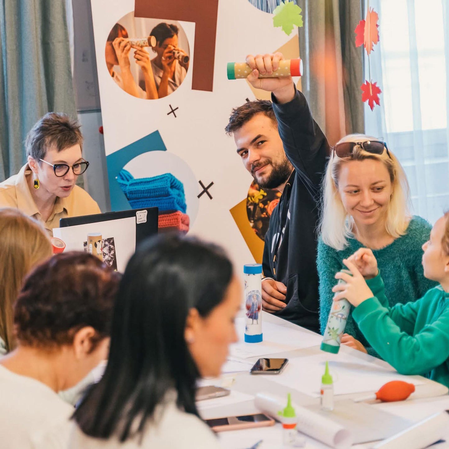 Creează-ţi Propriul Caleidoscop! Atelier creativ pentru toate vârstele.