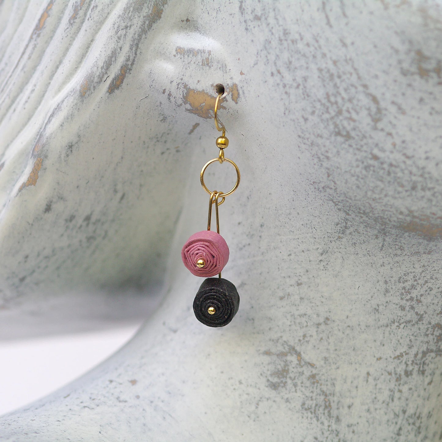 Cercei roz-negru din hartie reciclata, pe manechin - Pink Power Collection Chiramo