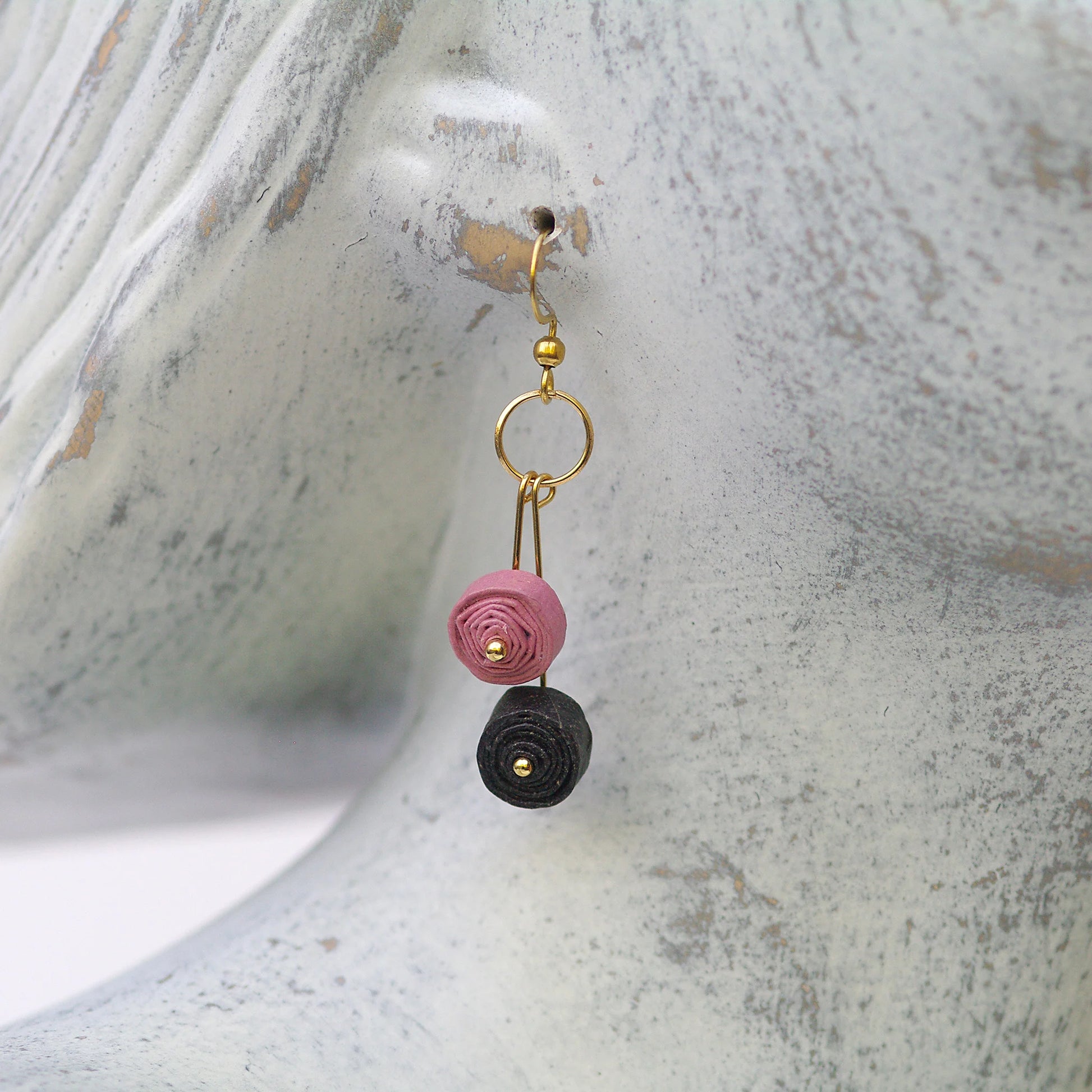 Cercei roz-negru din hartie reciclata, pe manechin - Pink Power Collection Chiramo
