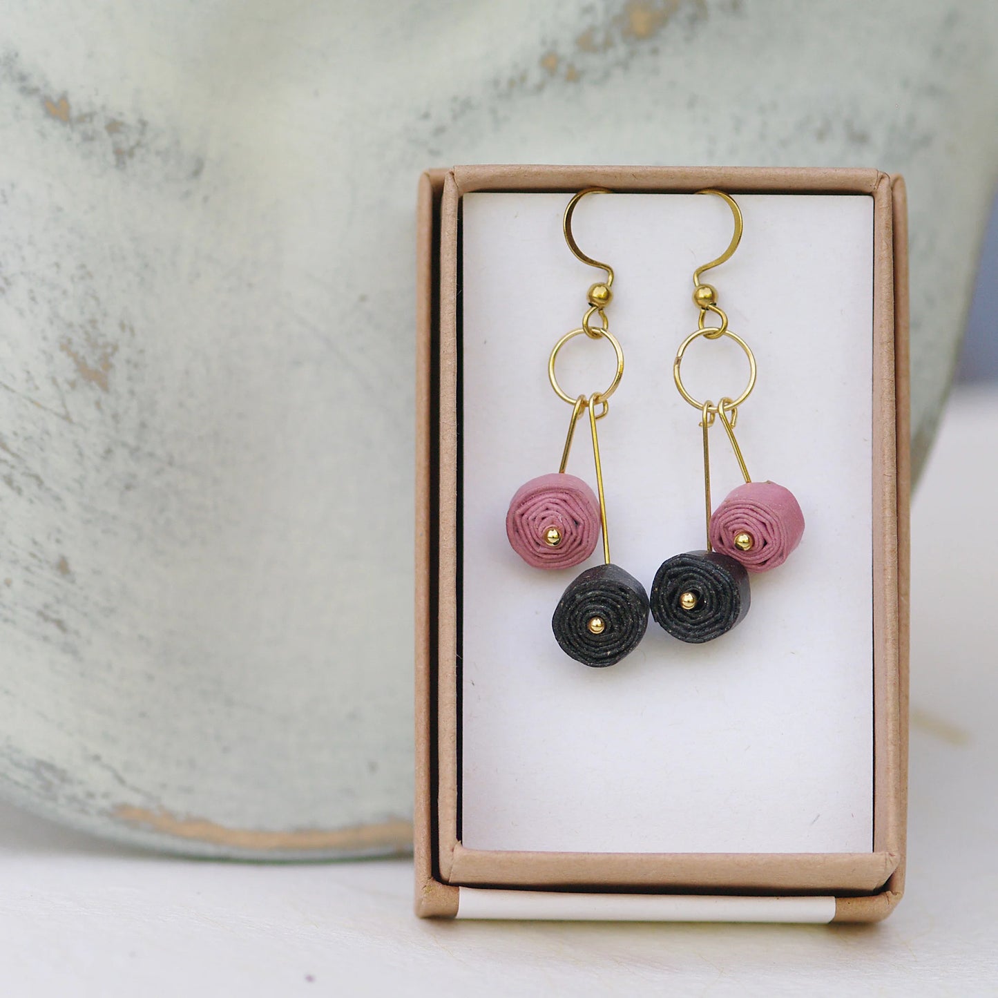 Cercei roz-negru din hartie reciclata in cutie - Pink Power Collection Chiramo