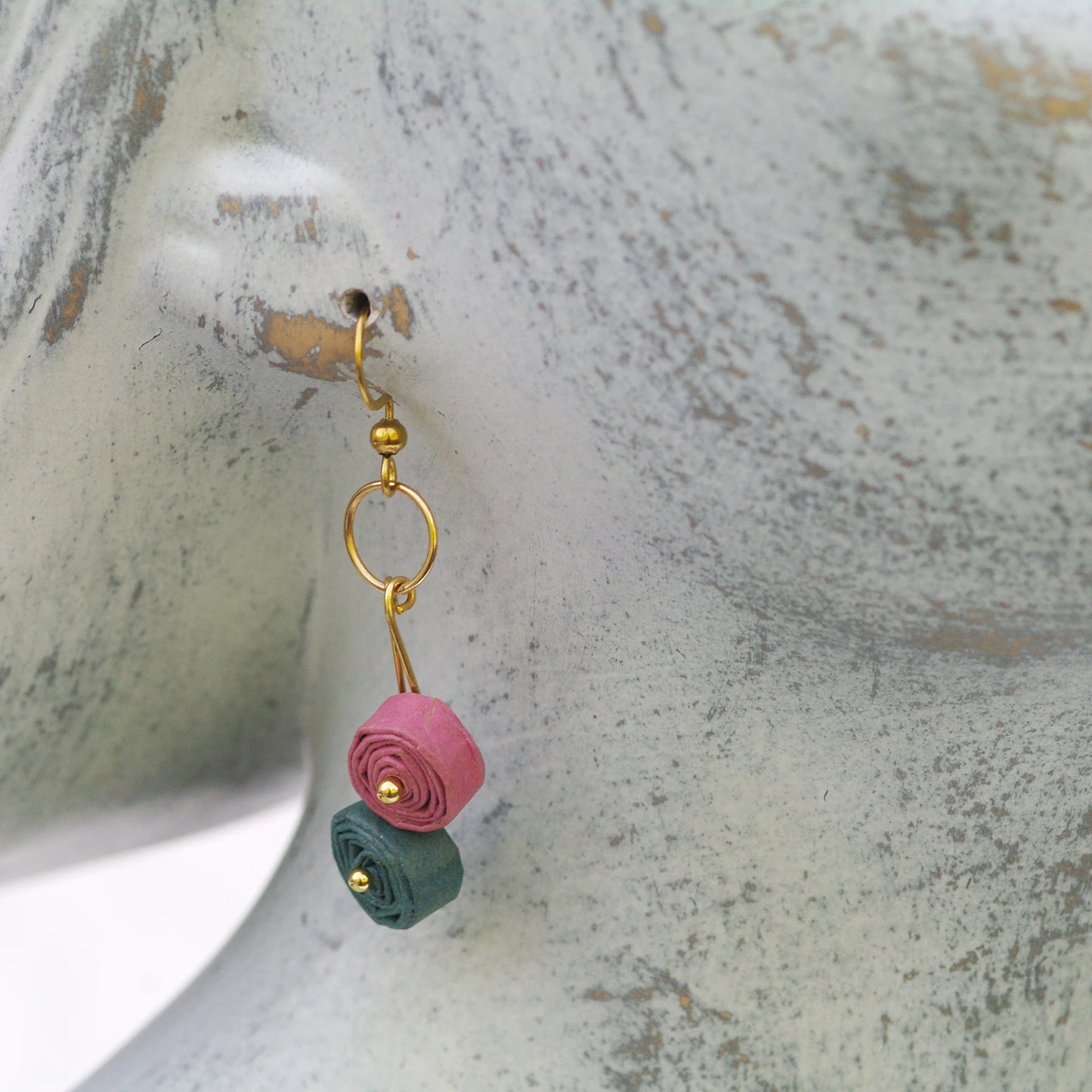 Cercei roz- teal din hartie reciclata, pe manechin - Pink Power Collection Chiramo