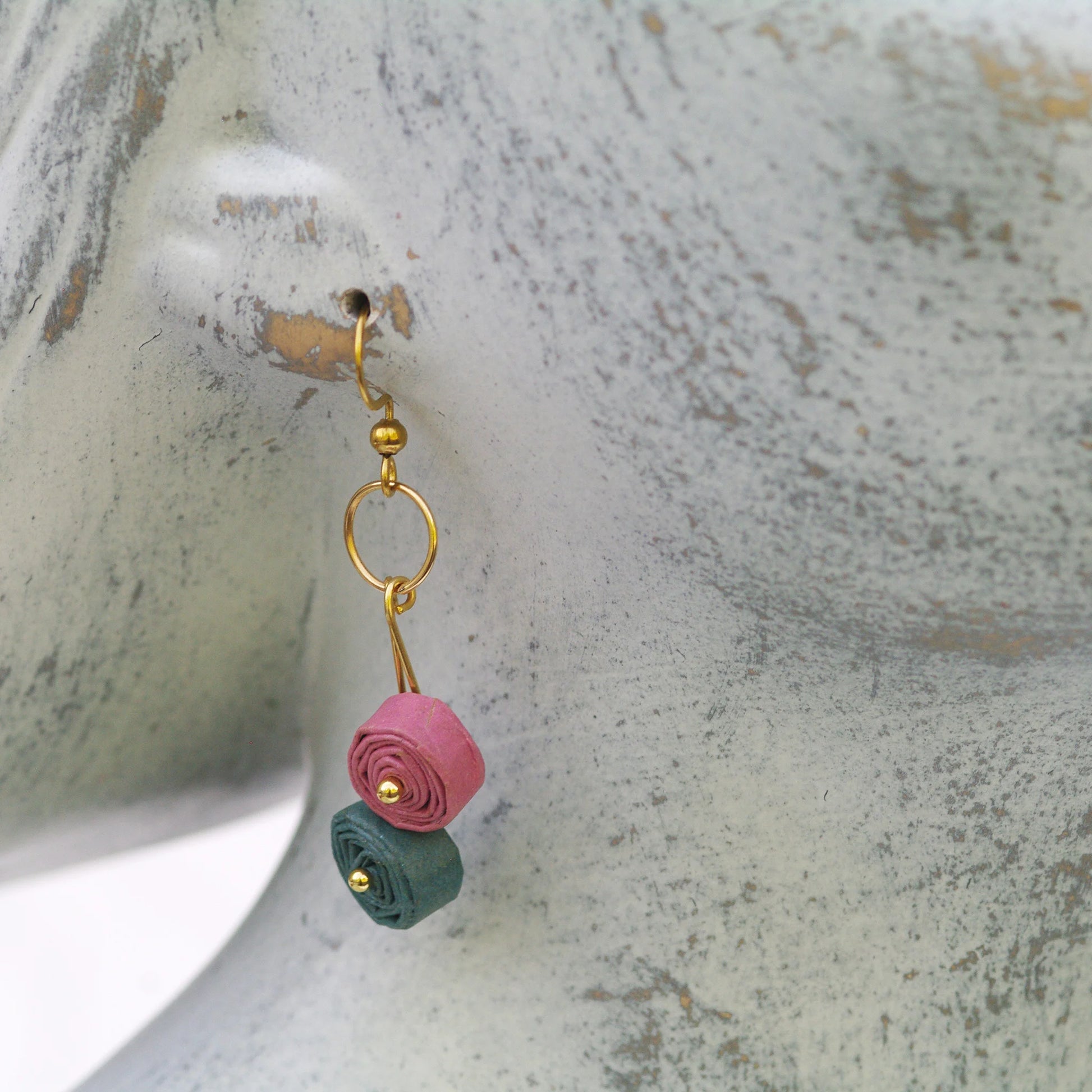 Cercei roz- teal din hartie reciclata, pe manechin - Pink Power Collection Chiramo