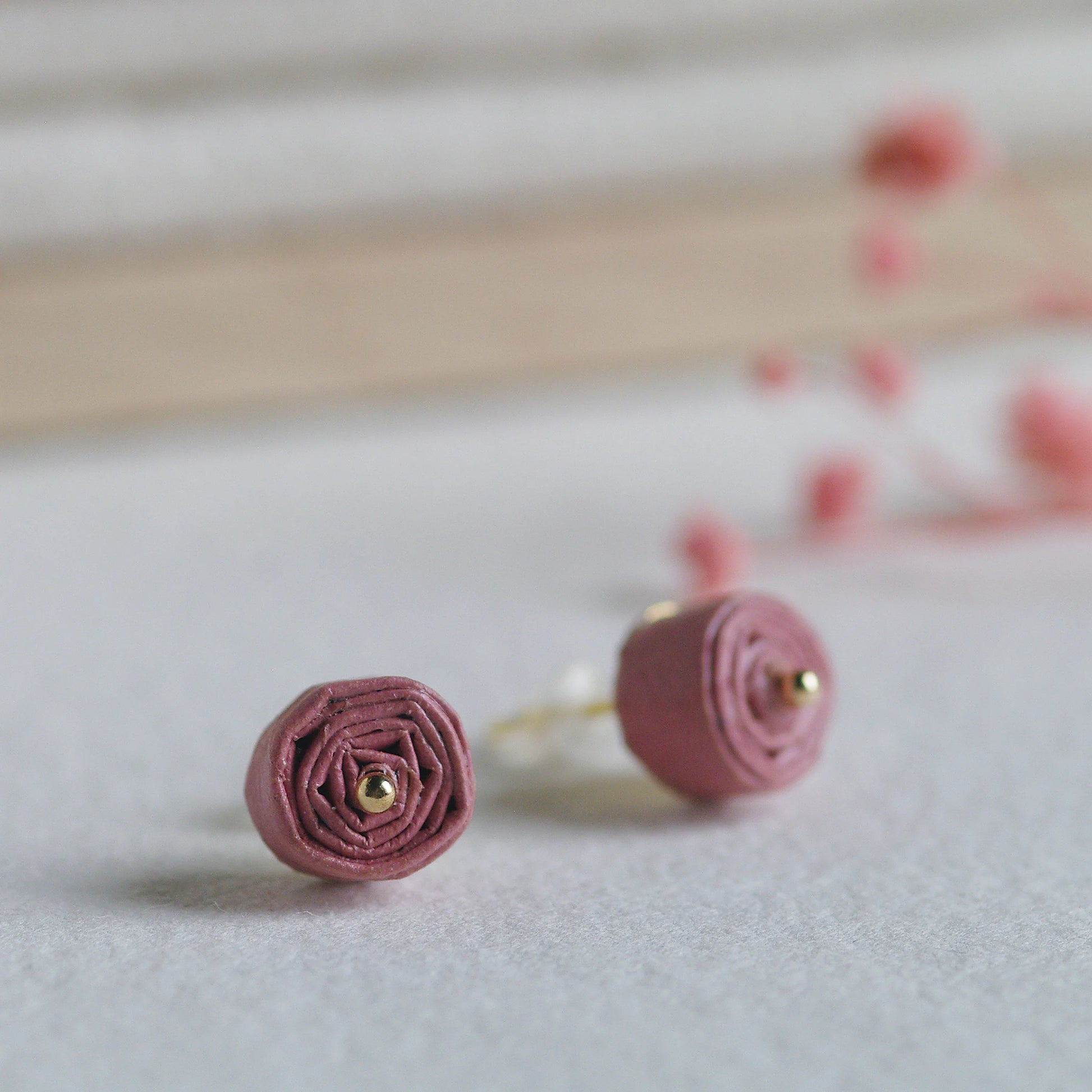 Cercei mici cu surub, din hartie roz, colectia Pink Power by Chiramo