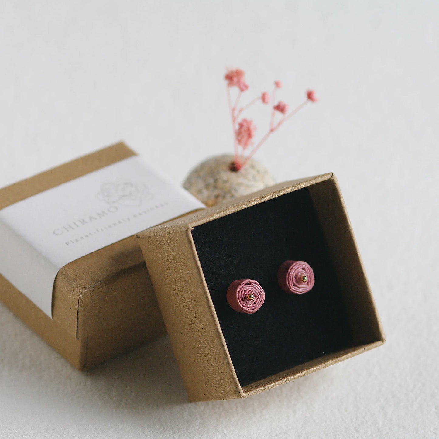 Cercei mici cu surub, din hartie roz, in cutie, colectia Pink Power by Chiramo