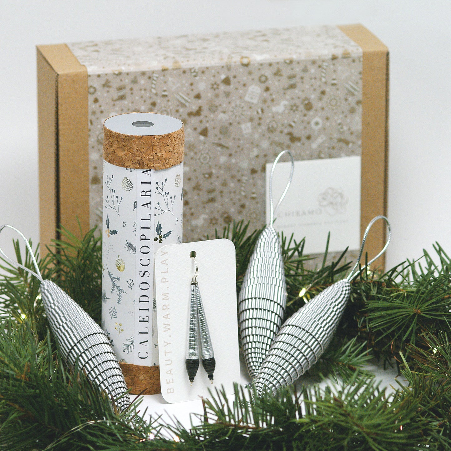 Set Cadou Craciun Eco Sustenabil Handmade Cercei handmade Chiramo Caleidoscop Ornamente de Brad Argintii crengute brad
