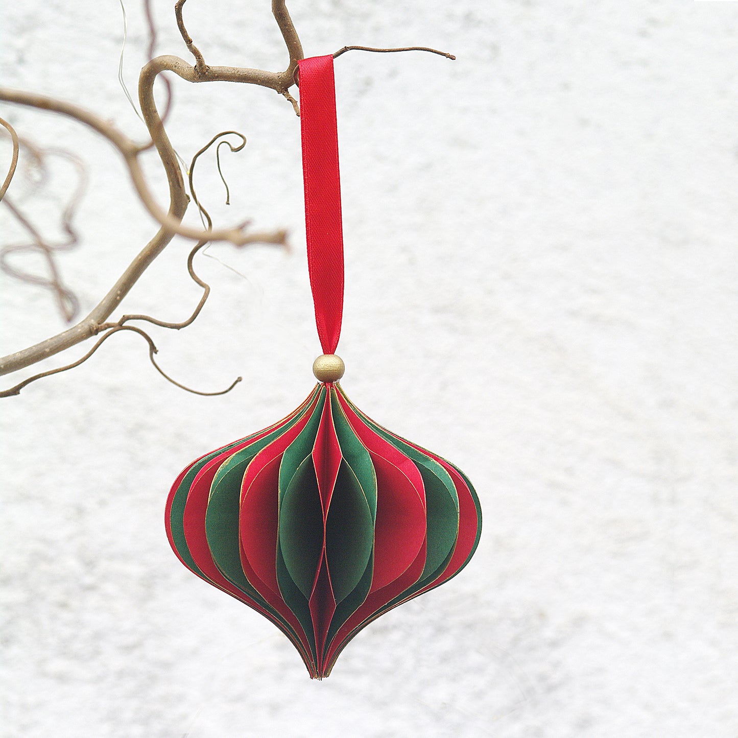 glob de craciun handmade, din hartie, forma de diamant, rosu cu verde, design fagure, agatat pe o crenguta. Ornament brad mare.