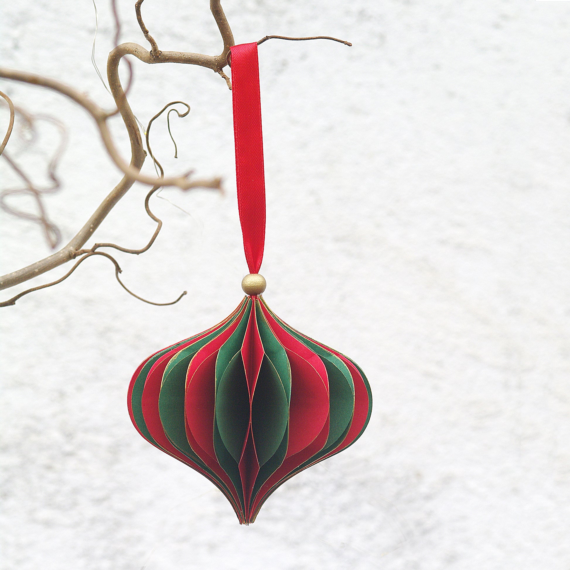 glob de craciun handmade, din hartie, forma de diamant, rosu cu verde, design fagure, agatat pe o crenguta. Ornament brad mare.