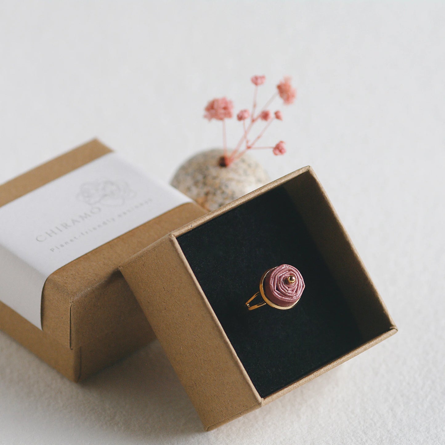 inel mic roz, din hartie, in cutie, colectia Pink Power by Chiramo