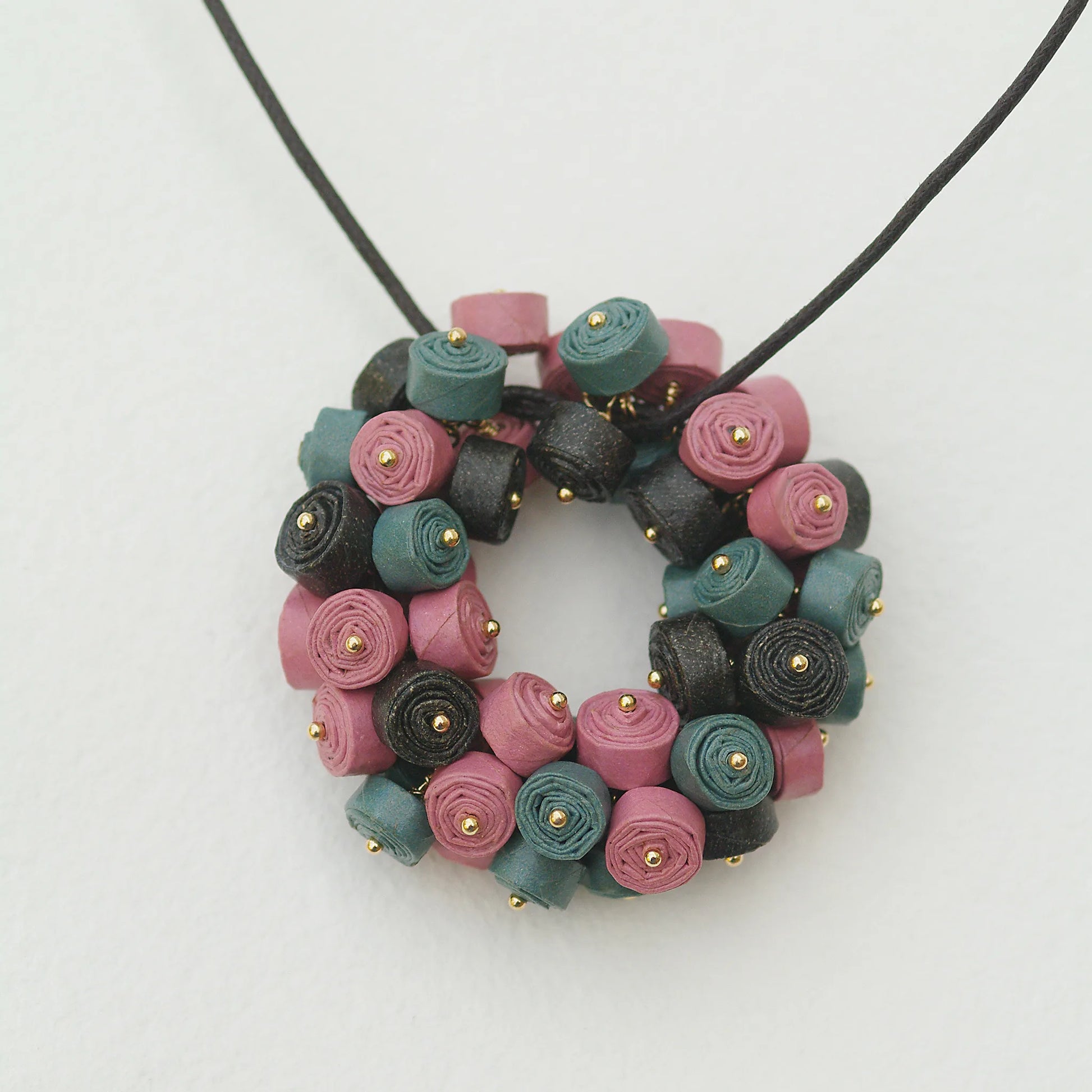 Medalion Pink Power cu margele de hartie roz, teal si negru. Chiramo Jewelry 3