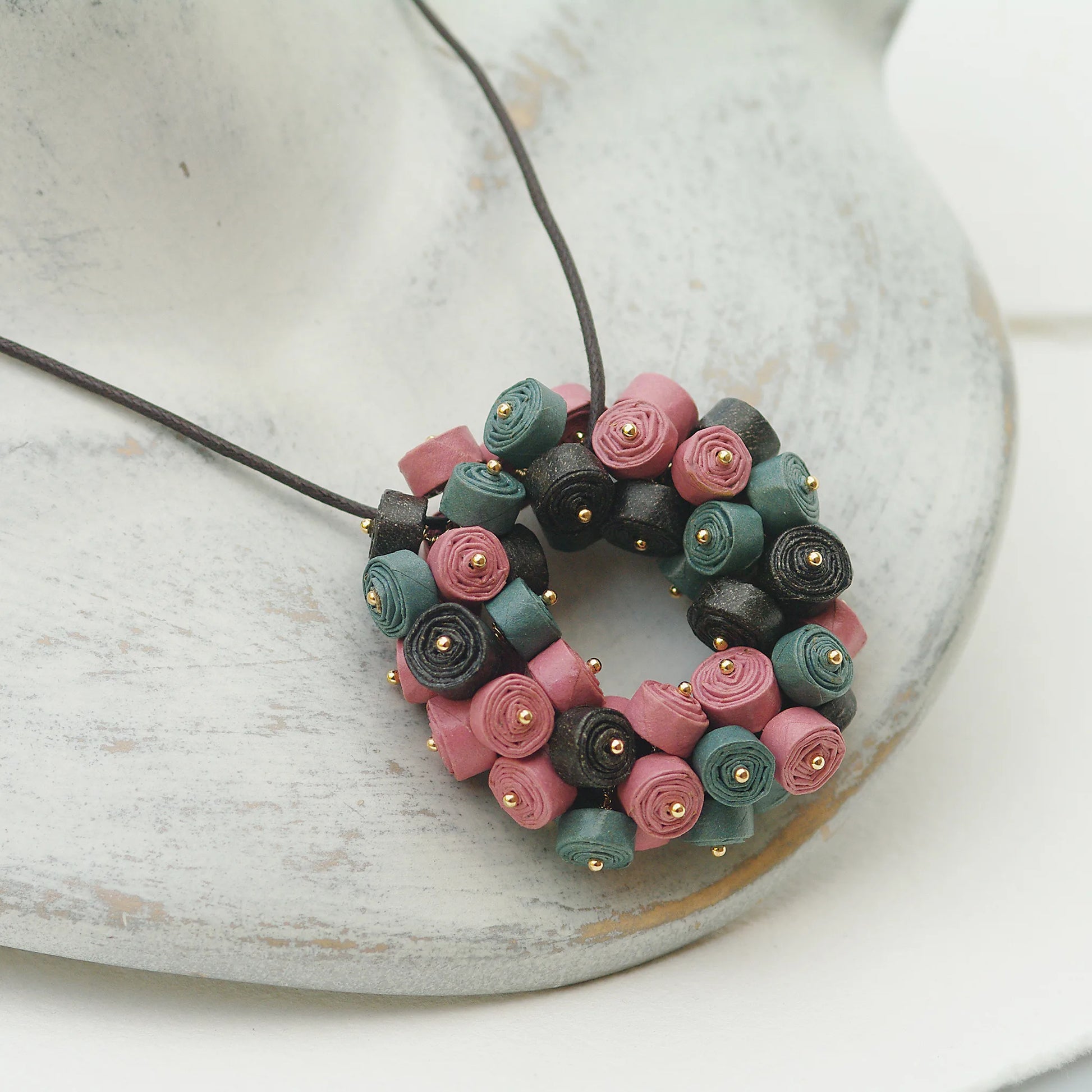 Medalion Pink Power cu margele de hartie roz, teal si negru. Chiramo Jewelry 4