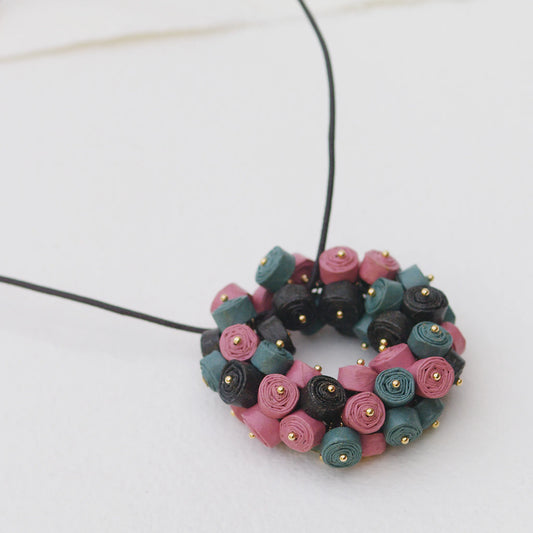 Medalion Pink Power cu margele de hartie roz, teal si negru. Chiramo Jewelry
