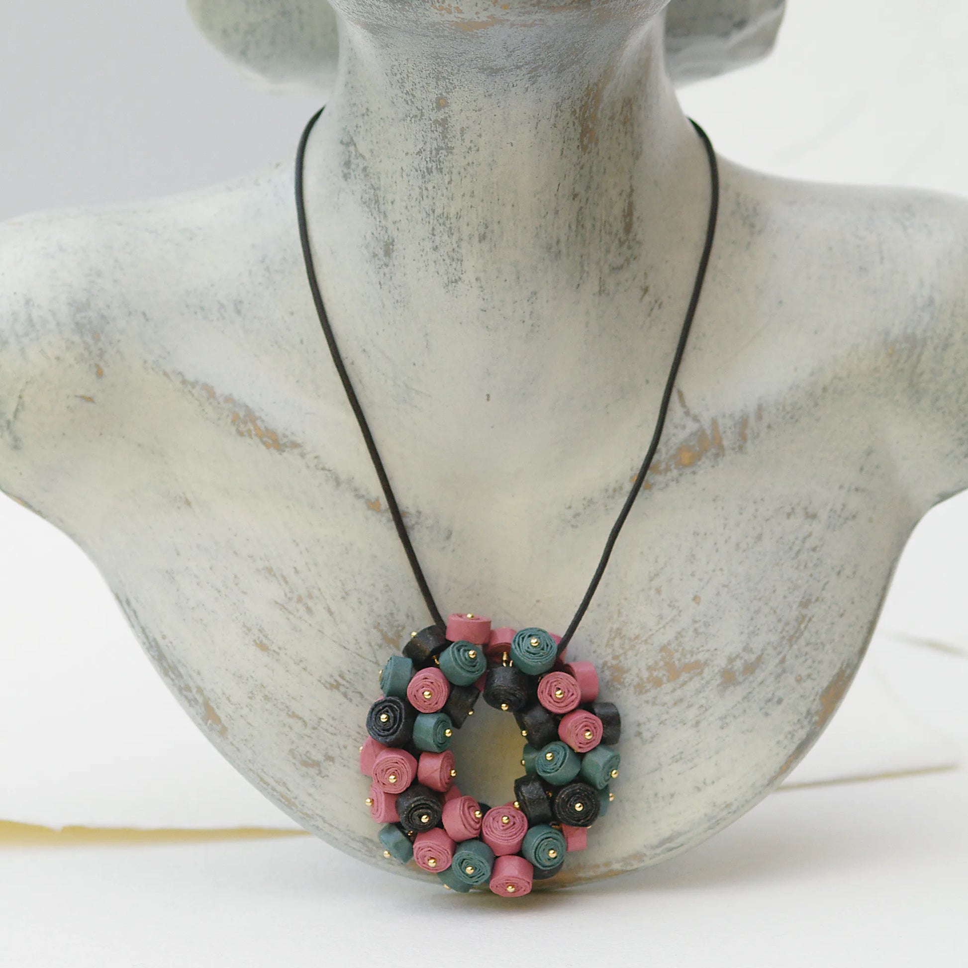 Medalion Pink Power cu margele de hartie roz, teal si negru. Chiramo Jewelry 2