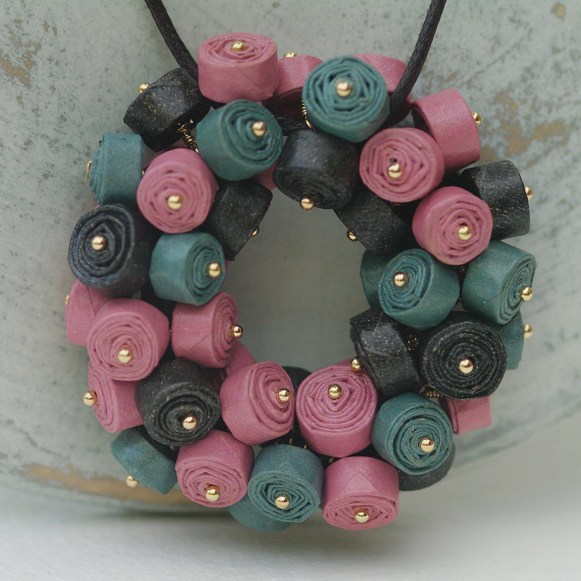 Medalion Pink Power cu margele de hartie roz, teal si negru. Chiramo Jewelry