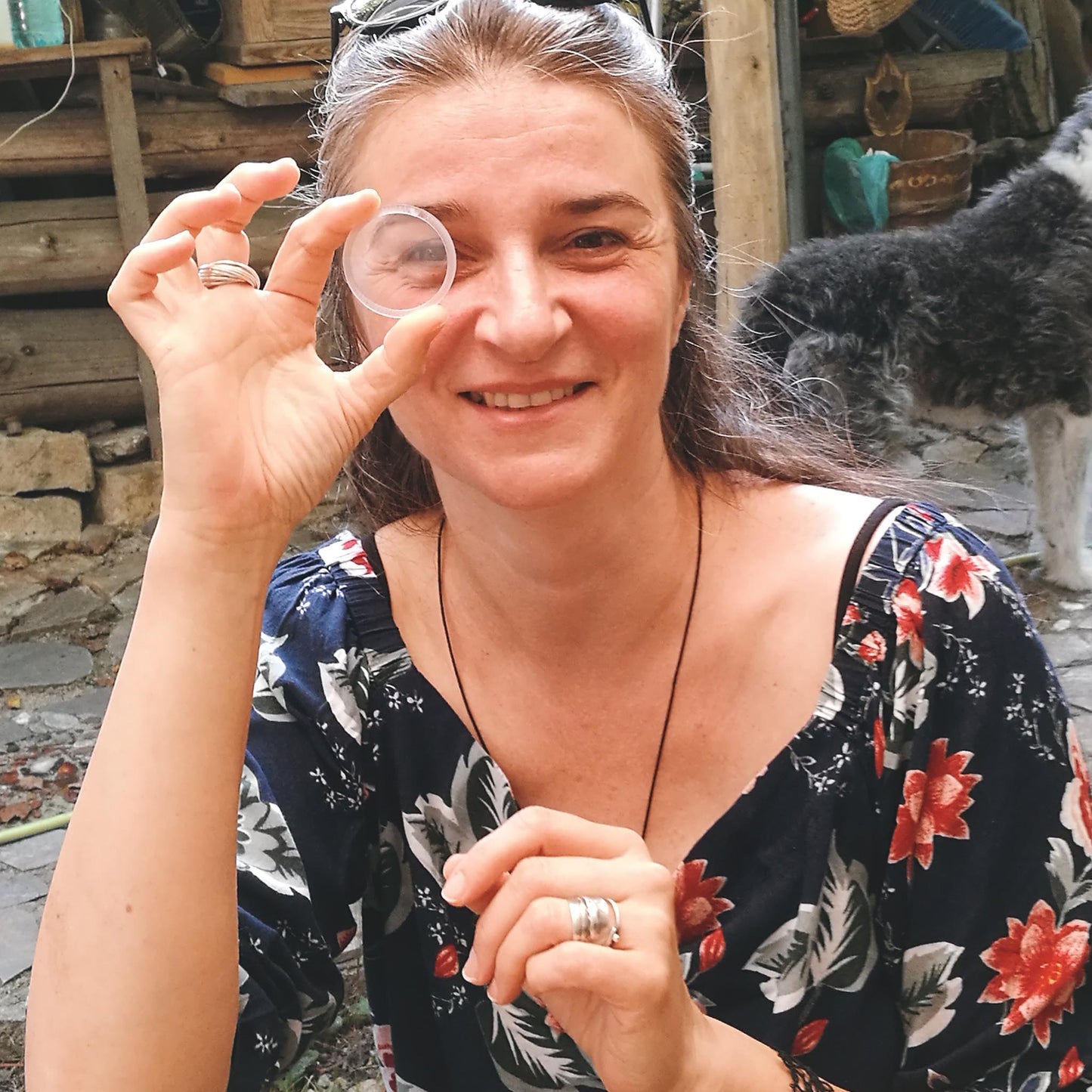 femeie participanta la atelierul de confectionat caleidoscoape