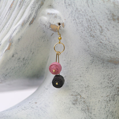 Cercei roz-negru din hartie reciclata, pe manechin - Pink Power Collection Chiramo 
