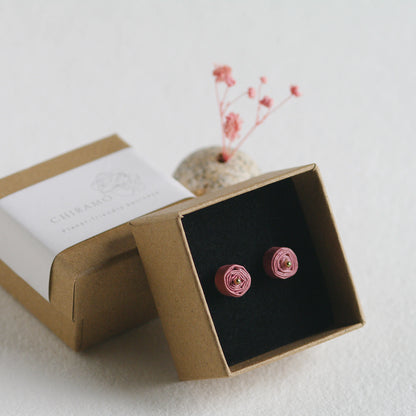 Cercei mici cu surub, din hartie roz, in cutie, colectia Pink Power by Chiramo
