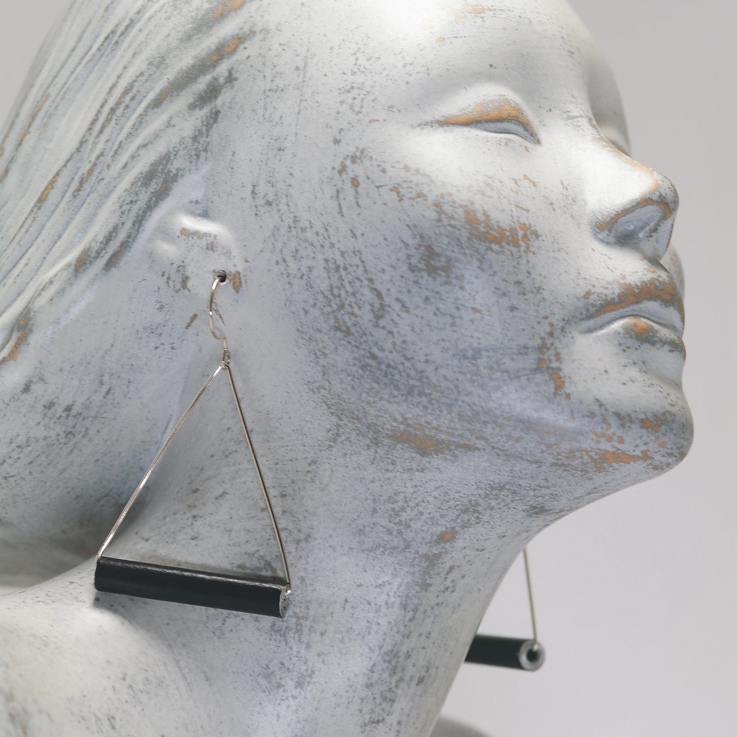 cercei triunghiulari negri argintii colectia Noir ReForm by Chiramo