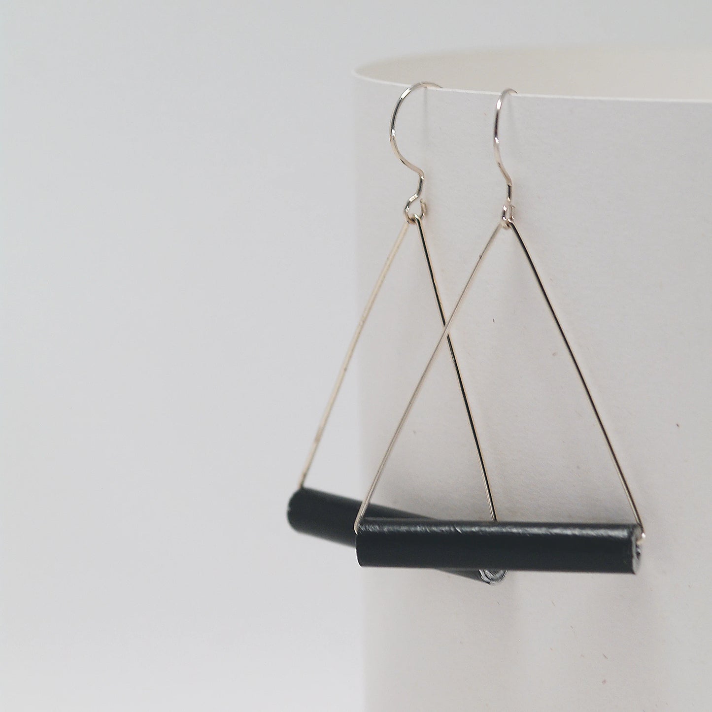 Cercei triunghiulari negru argintiu Noir ReForm Collection by  Chiramo 2