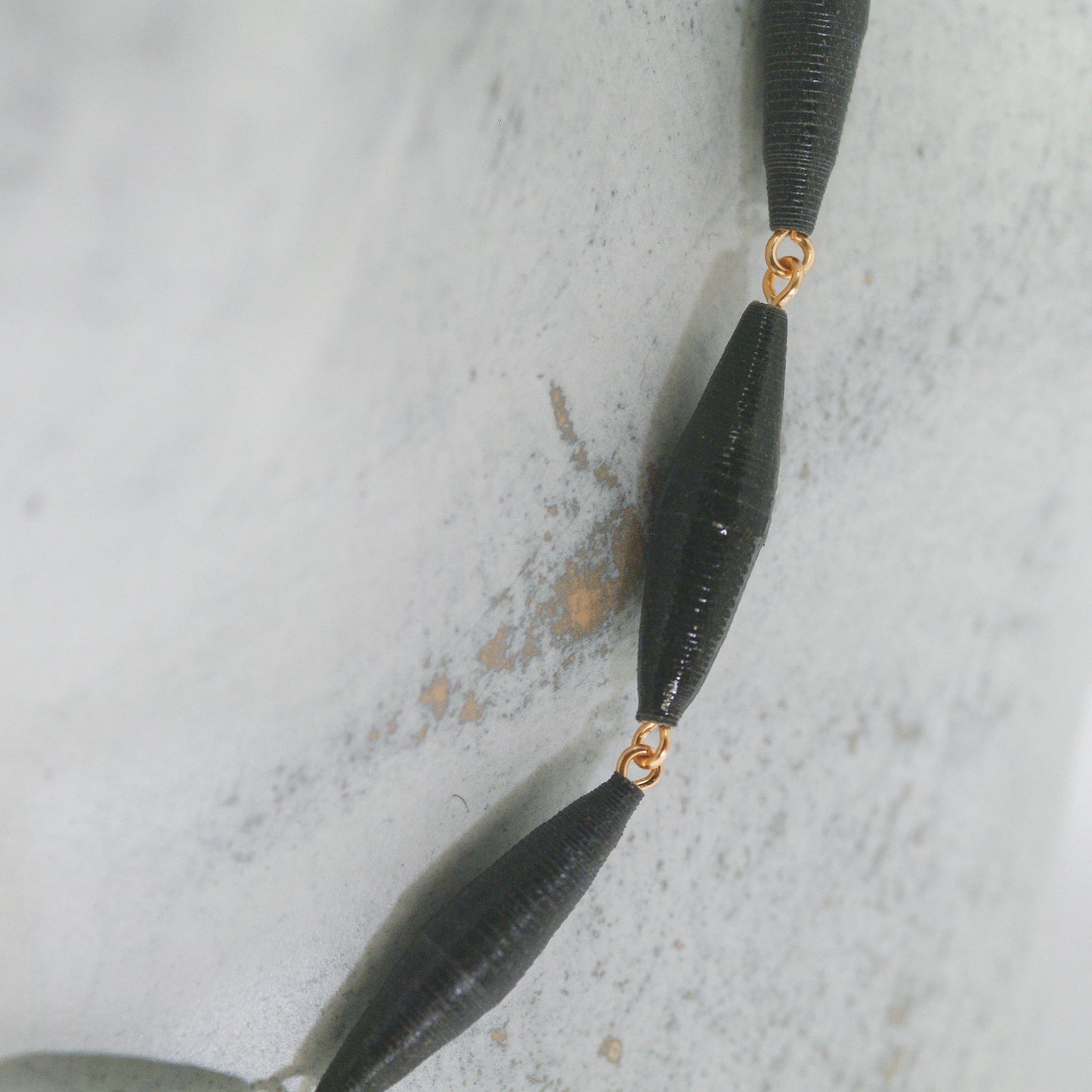 colier Seminte de Lumina, cu margele negre din hartie, olectia Noir ReForm, Chiramo - detaliu