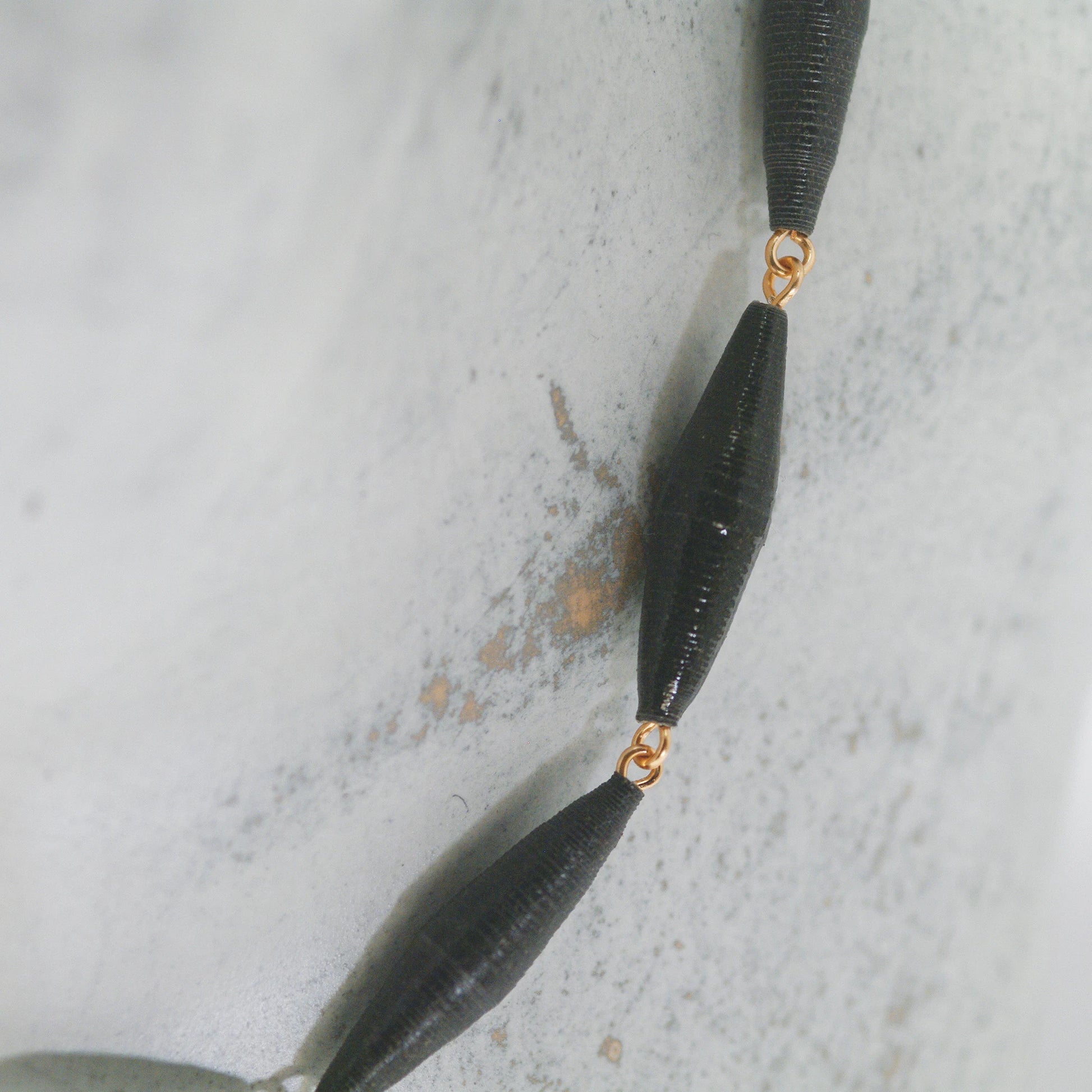 colier Seminte de Lumina, cu margele negre din hartie, olectia Noir ReForm, Chiramo - detaliu