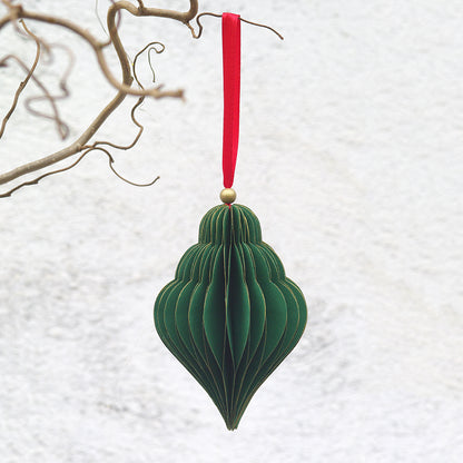 glob de craciun handmade, din hartie, verde, stil fagure, în forma de romb, cu panglica rosie si margea aurie, agatat de o crenguta