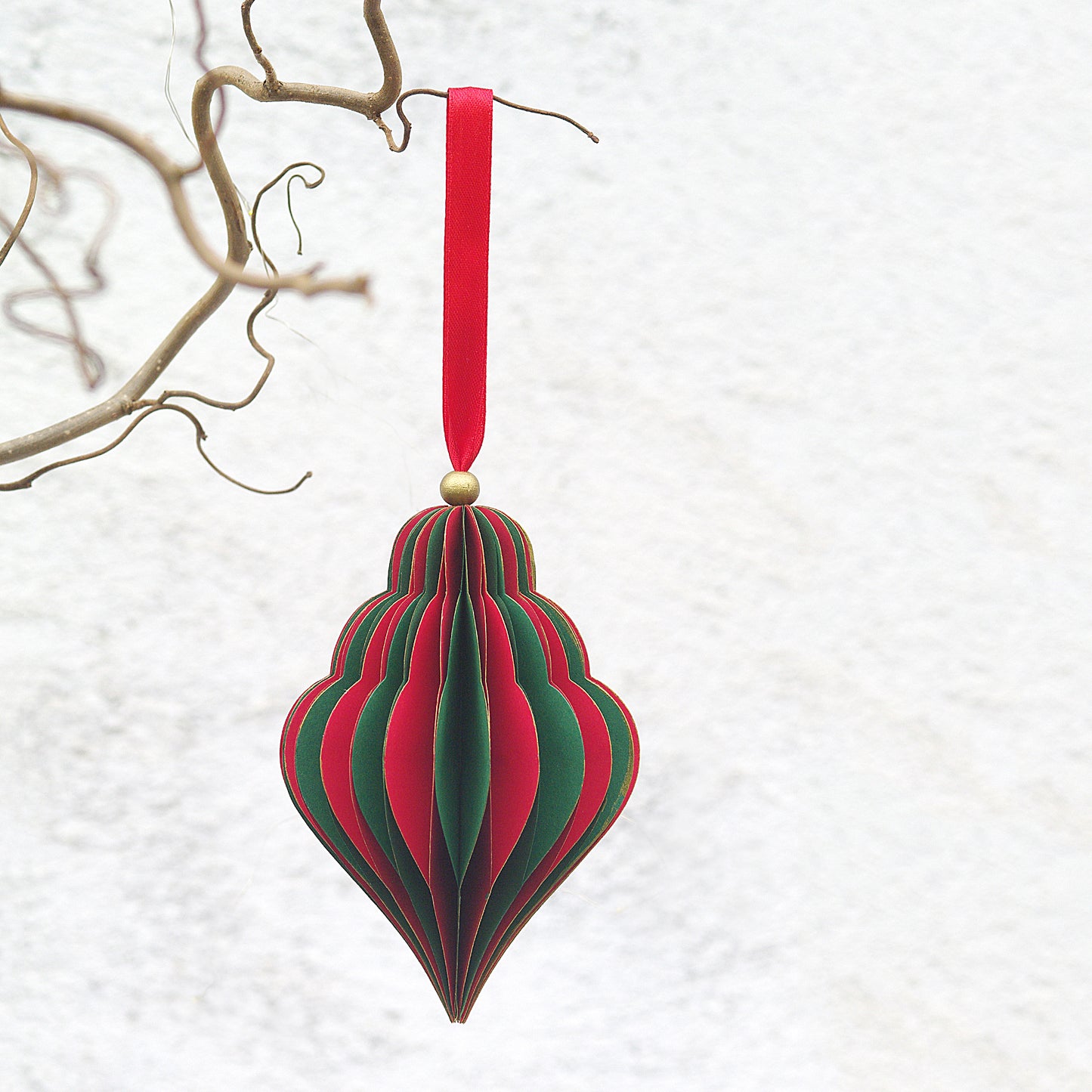glob de craciun handmade, din hartie, forma de romb, rosu cu verde, design fagure, agatat pe o crenguta. Ornament brad mare.