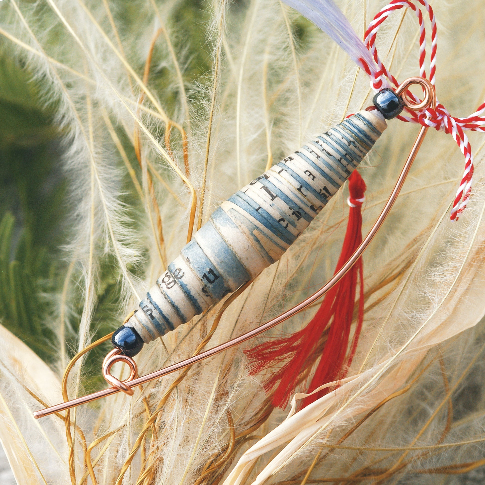 martisor brosa file de carte in mediu natural