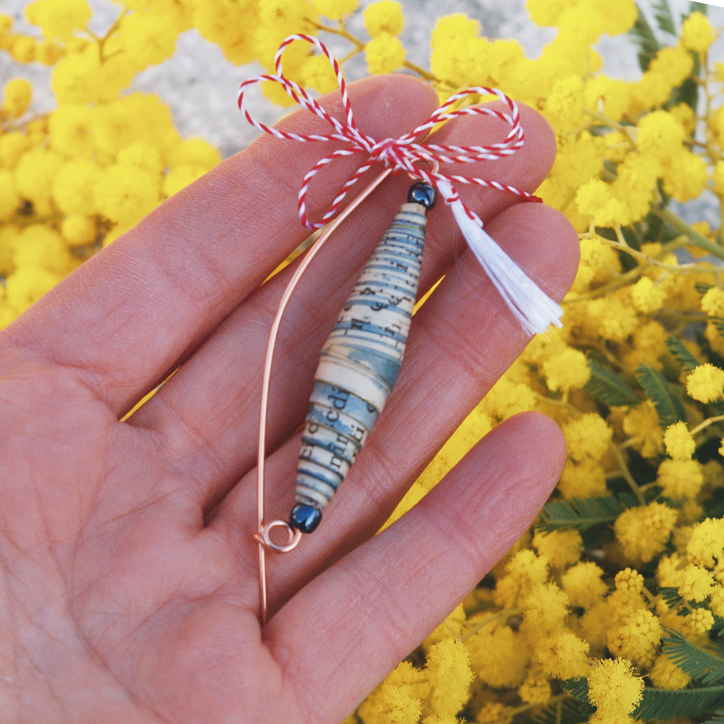 martisor brosa file de carte in mana