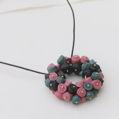 Medalion Pink Power cu margele de hartie roz, teal si negru. Chiramo Jewelry 