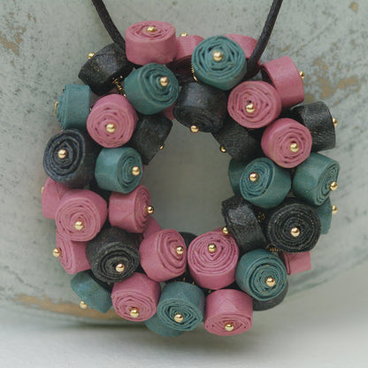 Medalion Pink Power cu margele de hartie roz, teal si negru. Chiramo Jewelry 