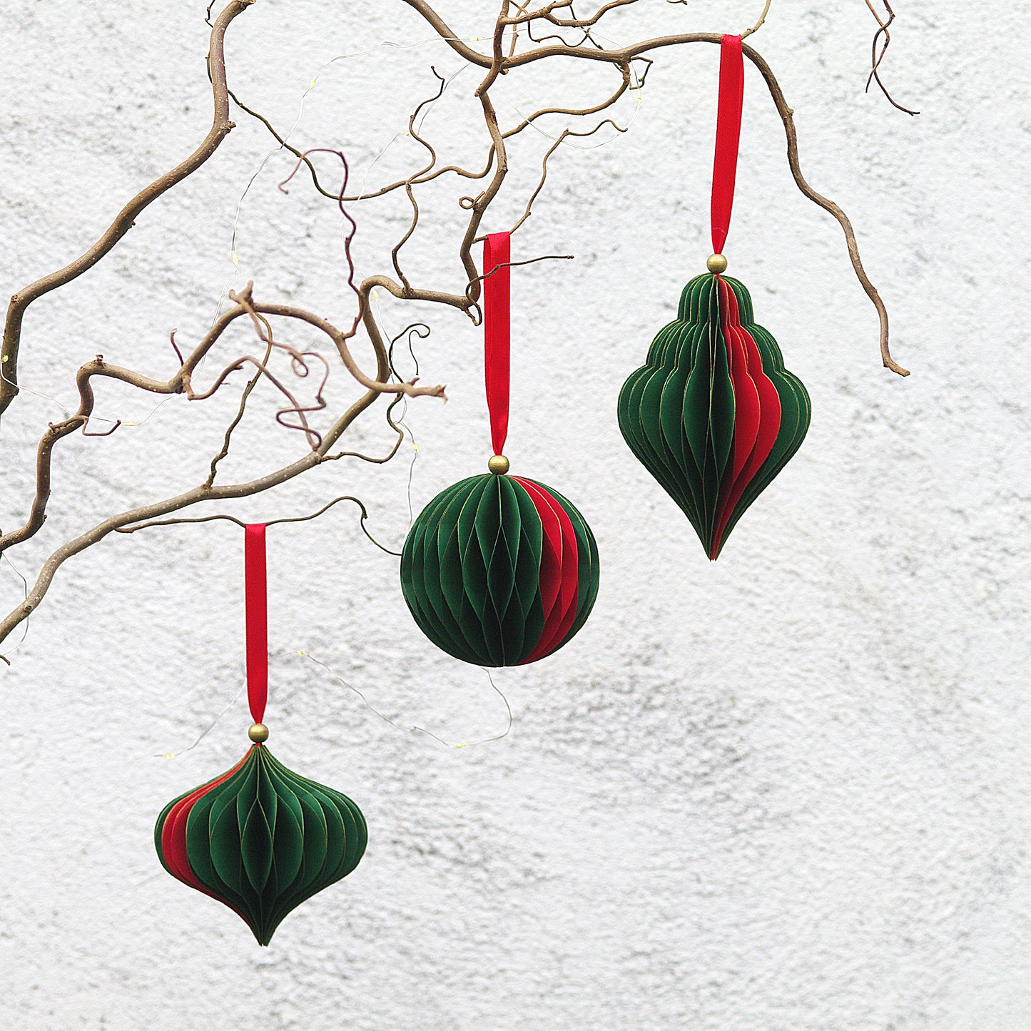 Set 3 globuri de Craciun verde si rosu stil fagure din hartie design modern