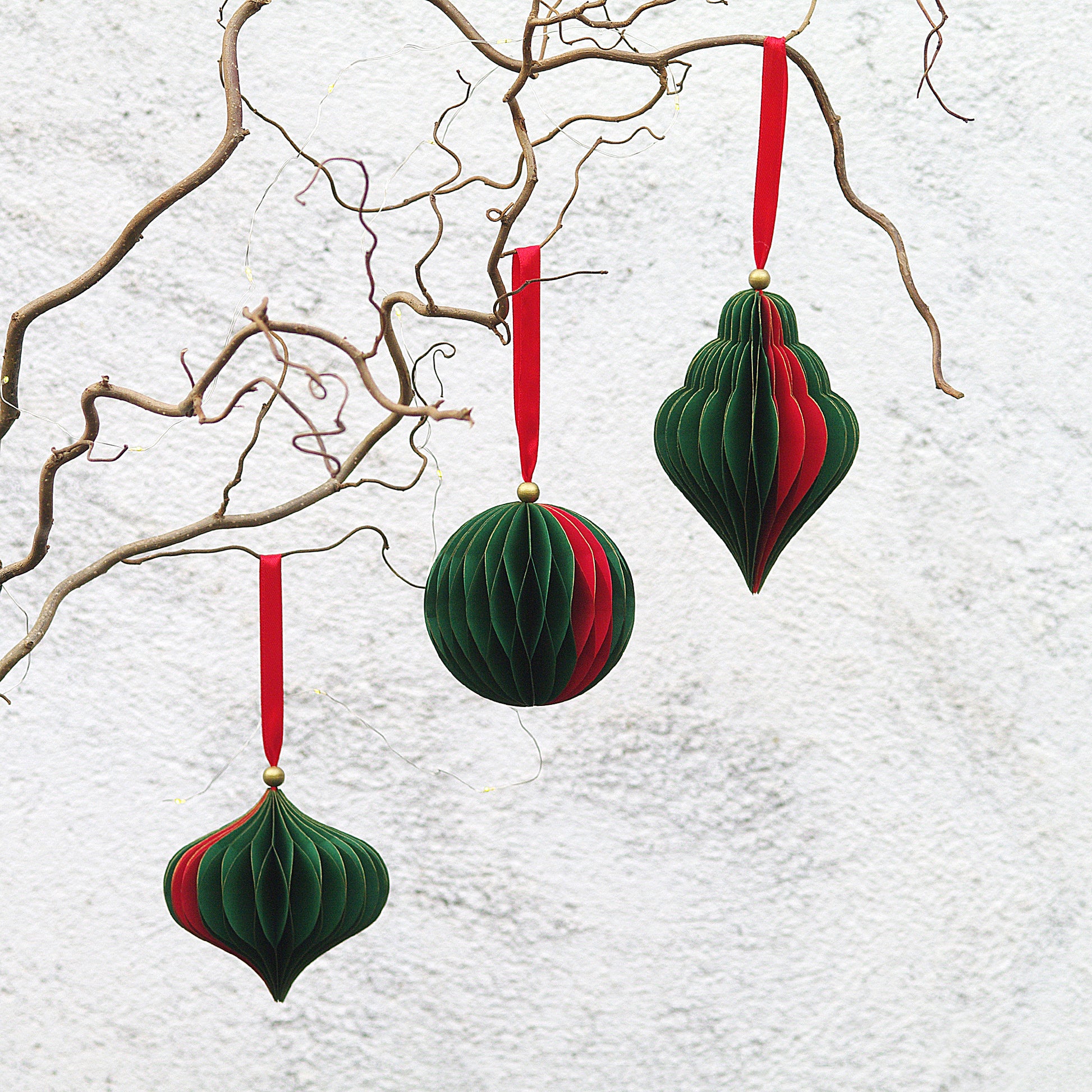 Set 3 globuri de Craciun verde si rosu stil fagure din hartie design modern