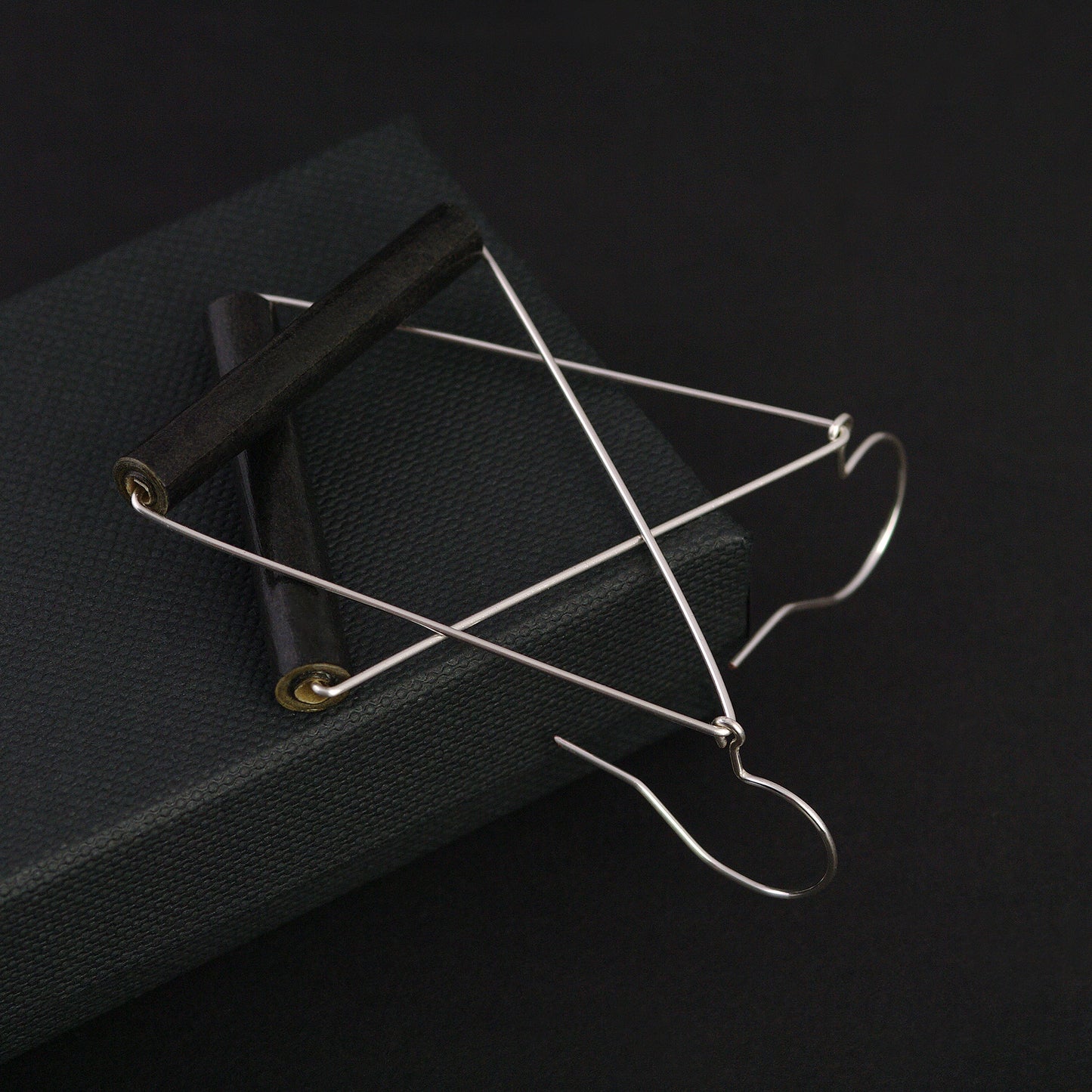 Cercei triunghiulari negru argintiu Noir ReForm Collection by  Chiramo