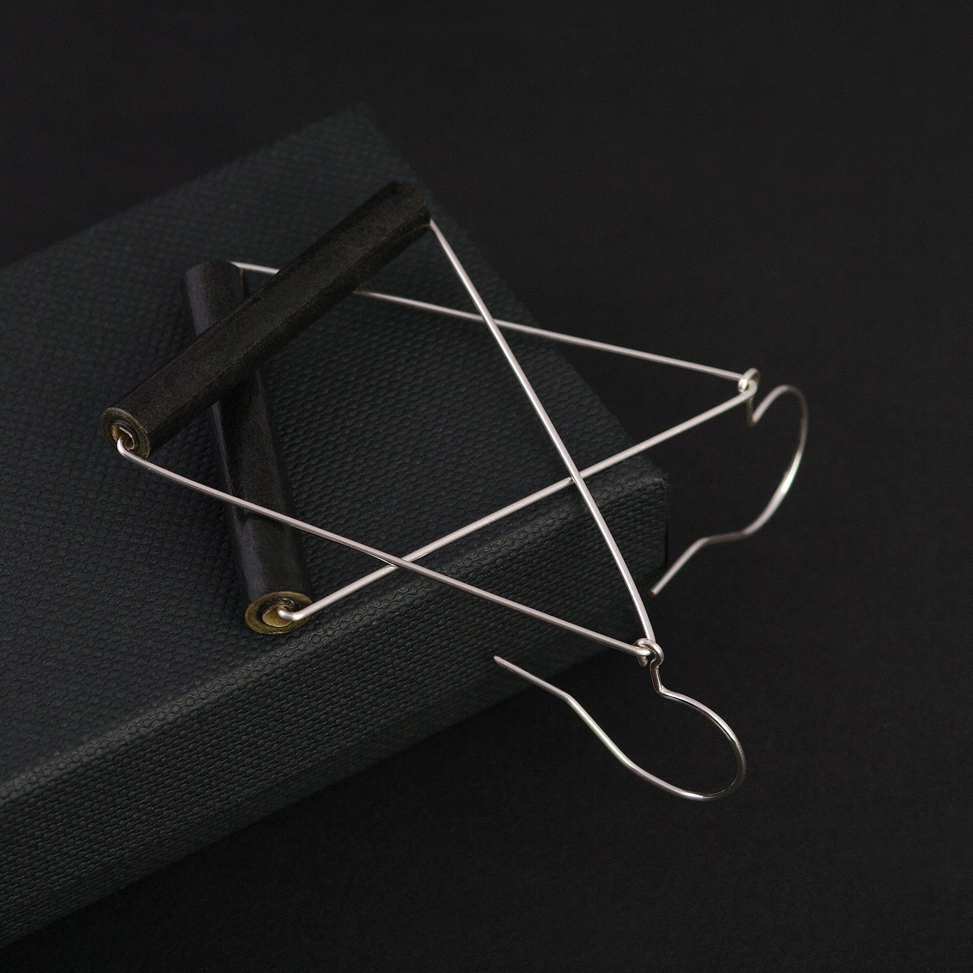 Cercei triunghiulari negru argintiu Noir ReForm Collection by  Chiramo