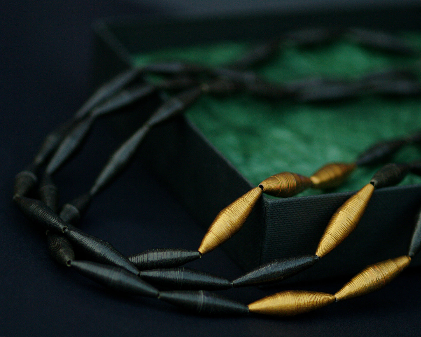 Colier Abis, colectia Noir Reform bz Chiramo. Bijuterie contemporana din hartie si foita de aur.  3 siraguri detaliu 