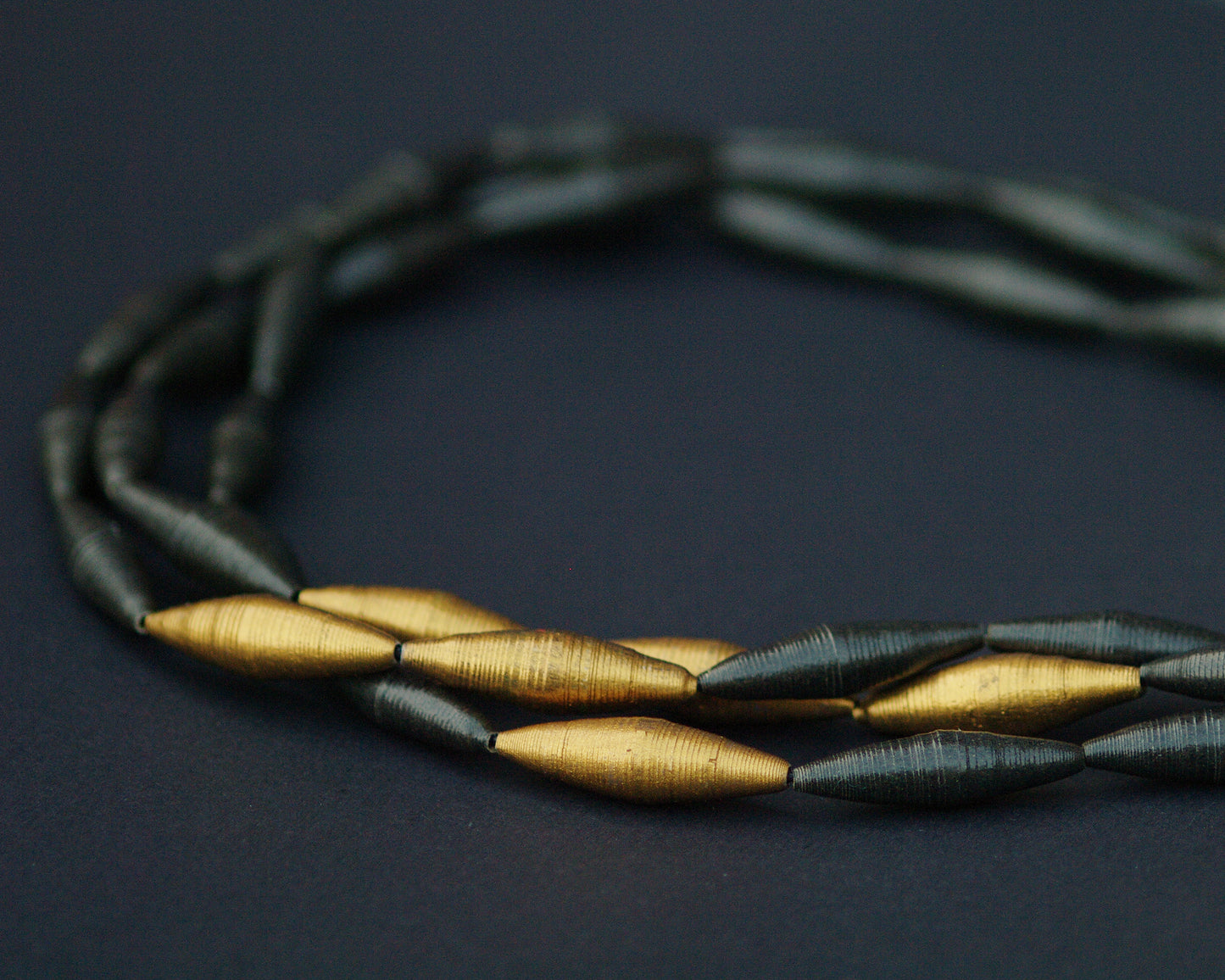 Colier Abis, colectia Noir Reform bz Chiramo. Bijuterie contemporana din hartie si foita de aur.  3 siraguri detaliu 2