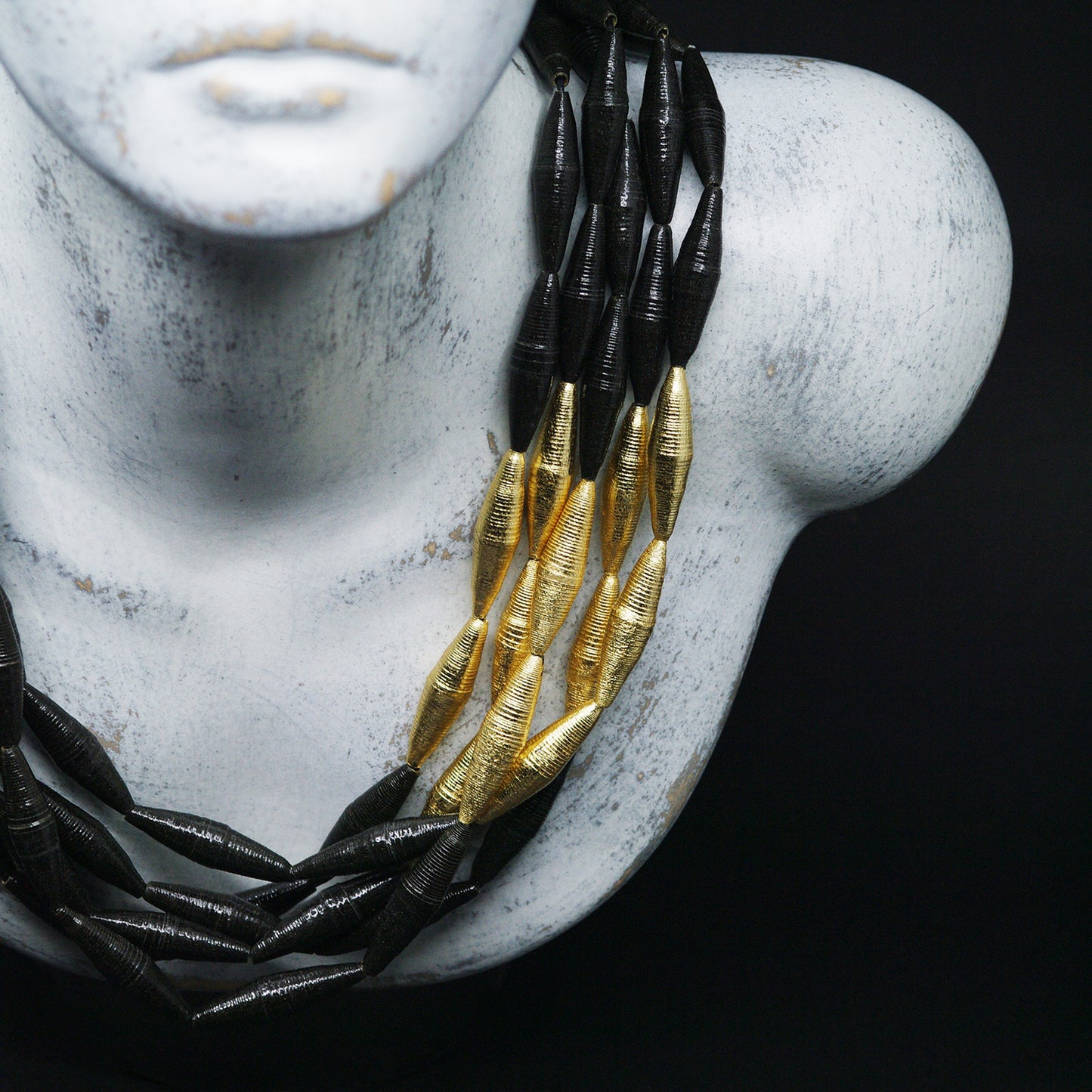 Colier Abis, colectia Noir Reform bz Chiramo. Bijuterie contemporana din hartie si foita de aur.  5 siraguri detaliu