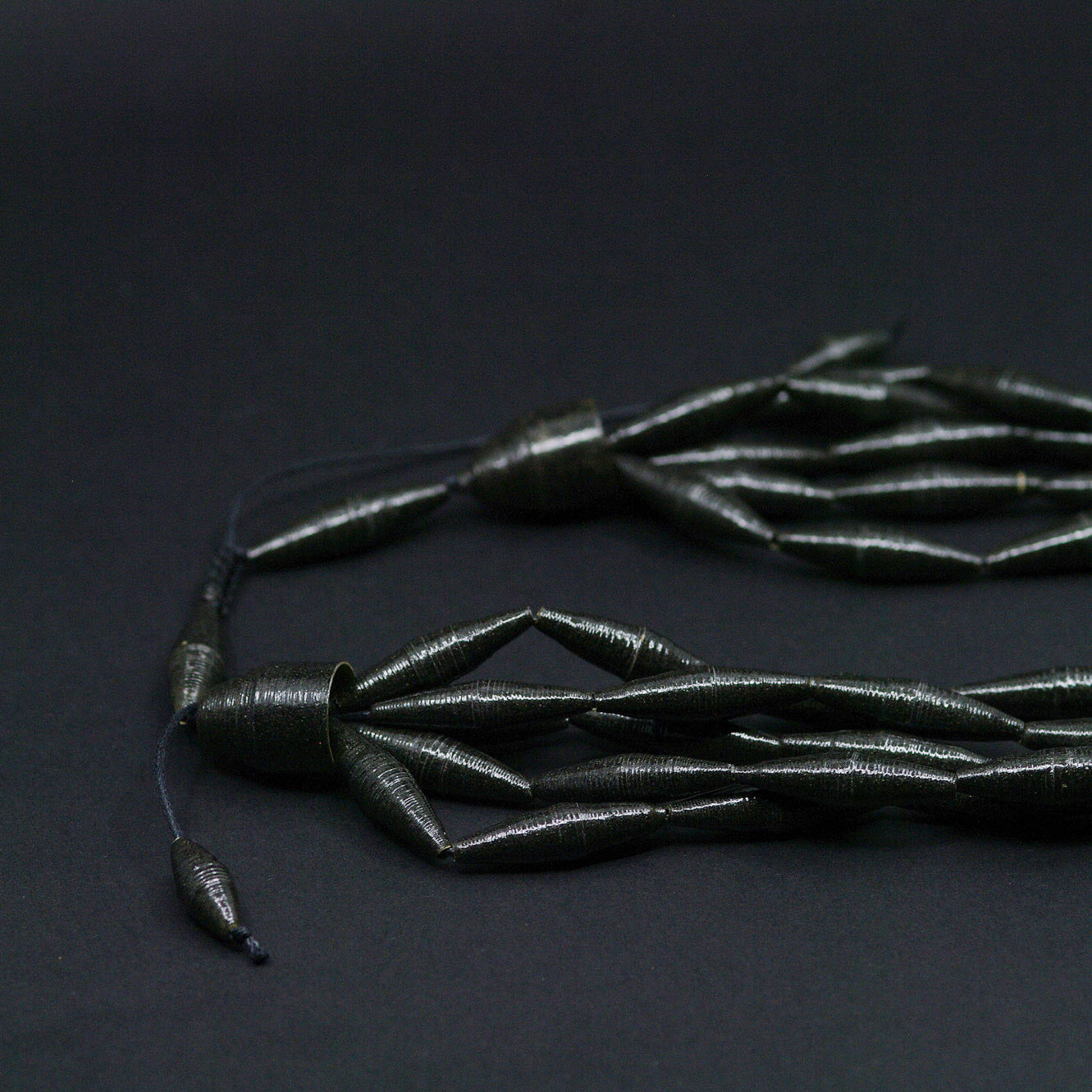 Colier Abis, colectia Noir Reform bz Chiramo. Bijuterie contemporana din hartie si foita de aur.  5 siraguri detaliu 2