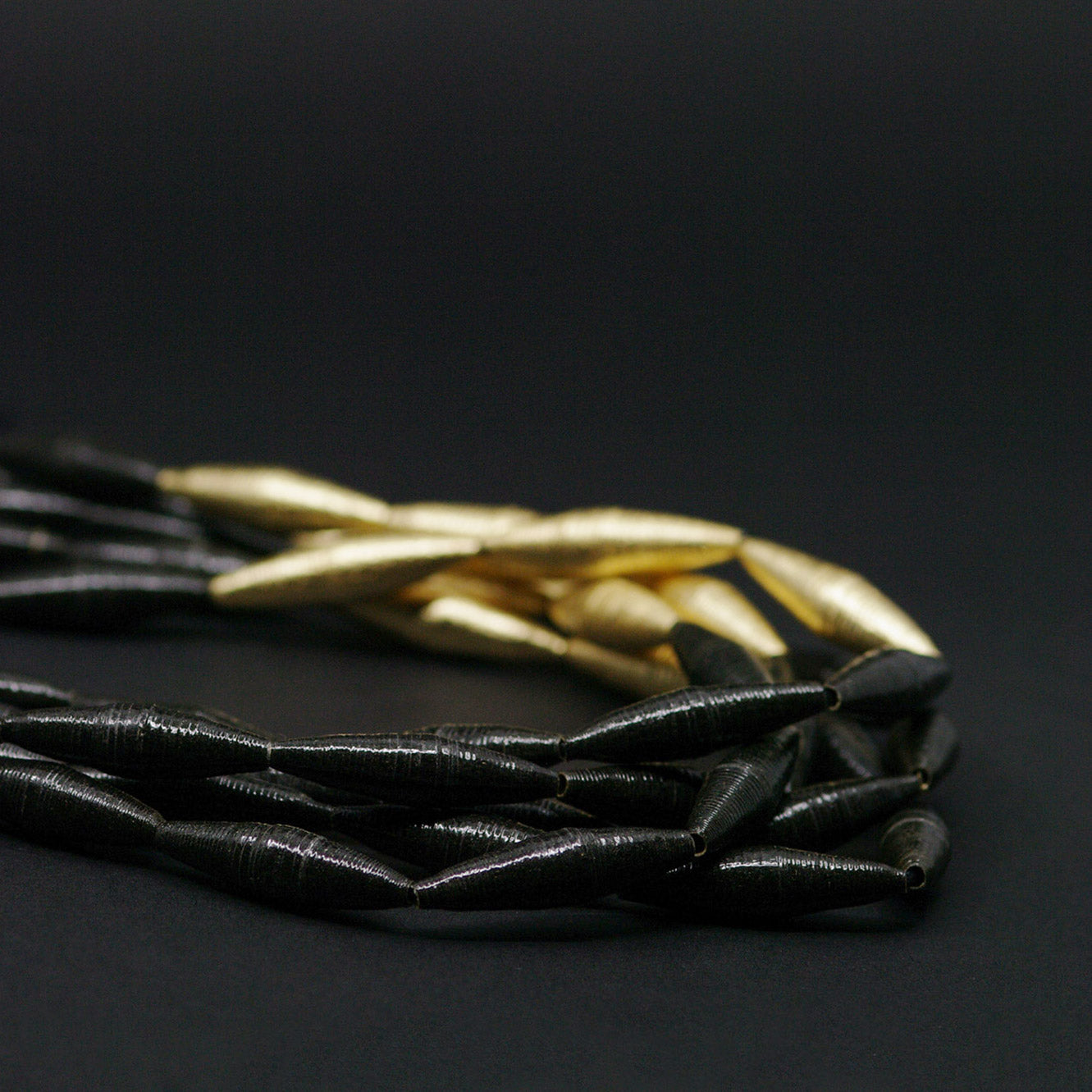 Colier Abis, colectia Noir Reform bz Chiramo. Bijuterie contemporana din hartie si foita de aur.  5 siraguri detaliu 3