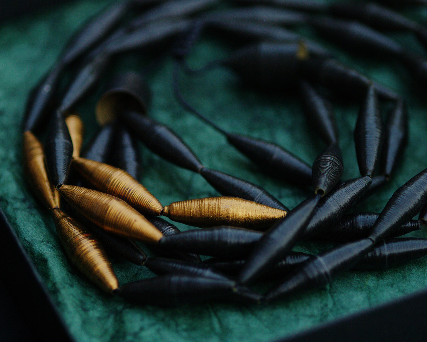 Colier Abis, colectia Noir Reform bz Chiramo. Bijuterie contemporana din hartie si foita de aur. detaliu