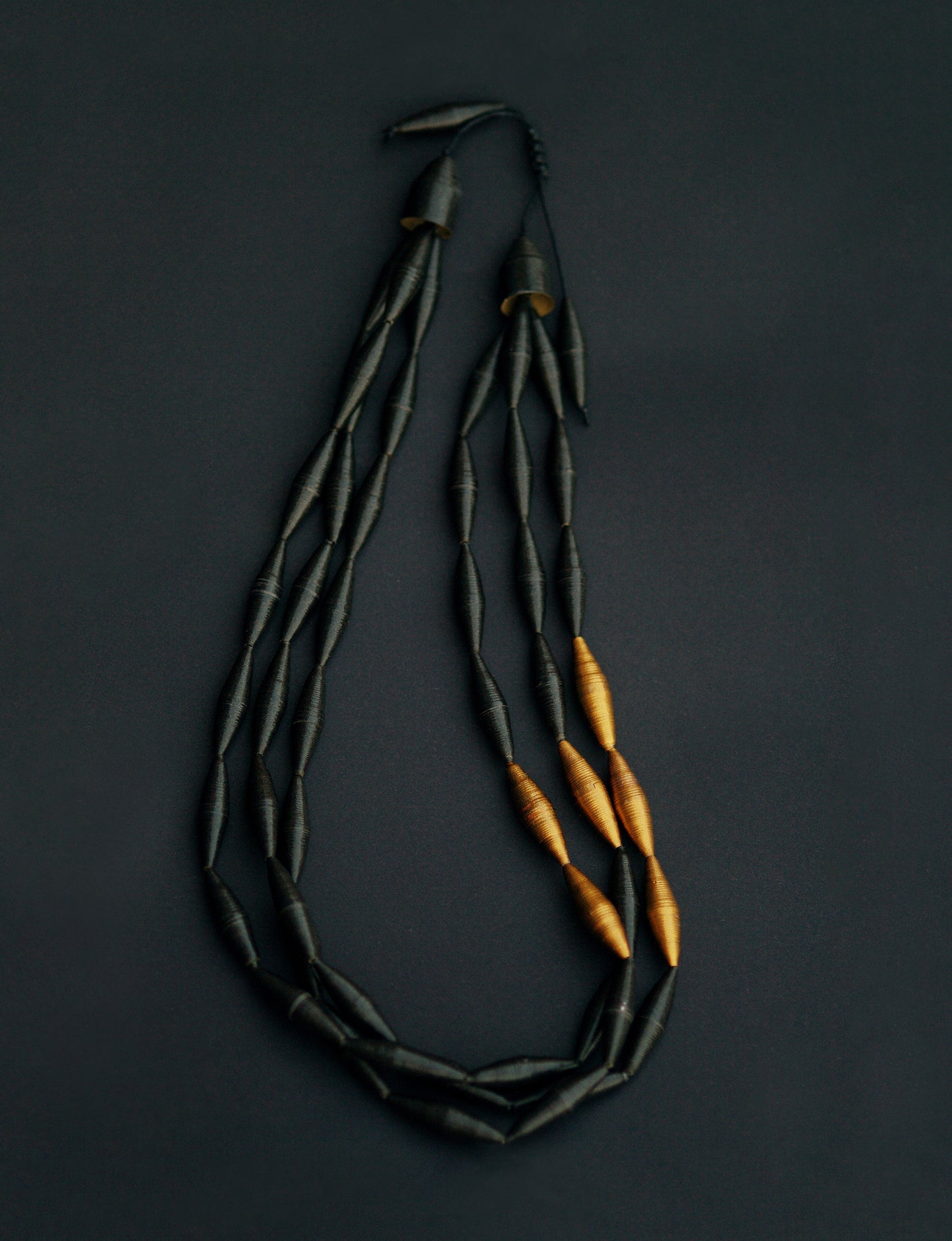 Colier Abis, colectia Noir Reform bz Chiramo. Bijuterie contemporana din hartie si foita de aur. 