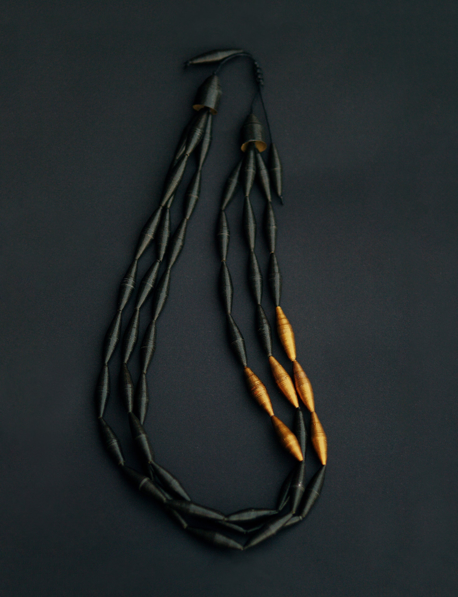 Colier Abis, colectia Noir Reform bz Chiramo. Bijuterie contemporana din hartie si foita de aur. 